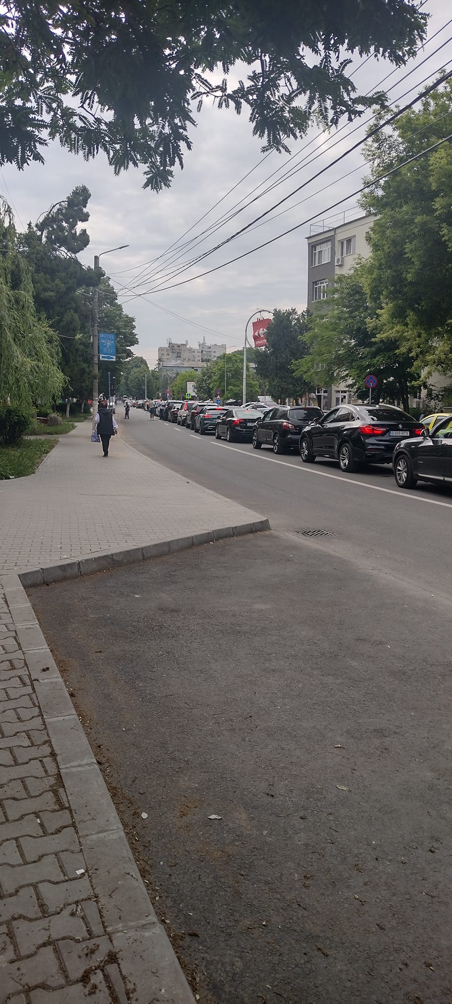 Orașul Giurgiu e blocat de mașinile turiștilor care stau peste 3 ore la coadă pentru a trece granița în Bulgaria. VIDEO