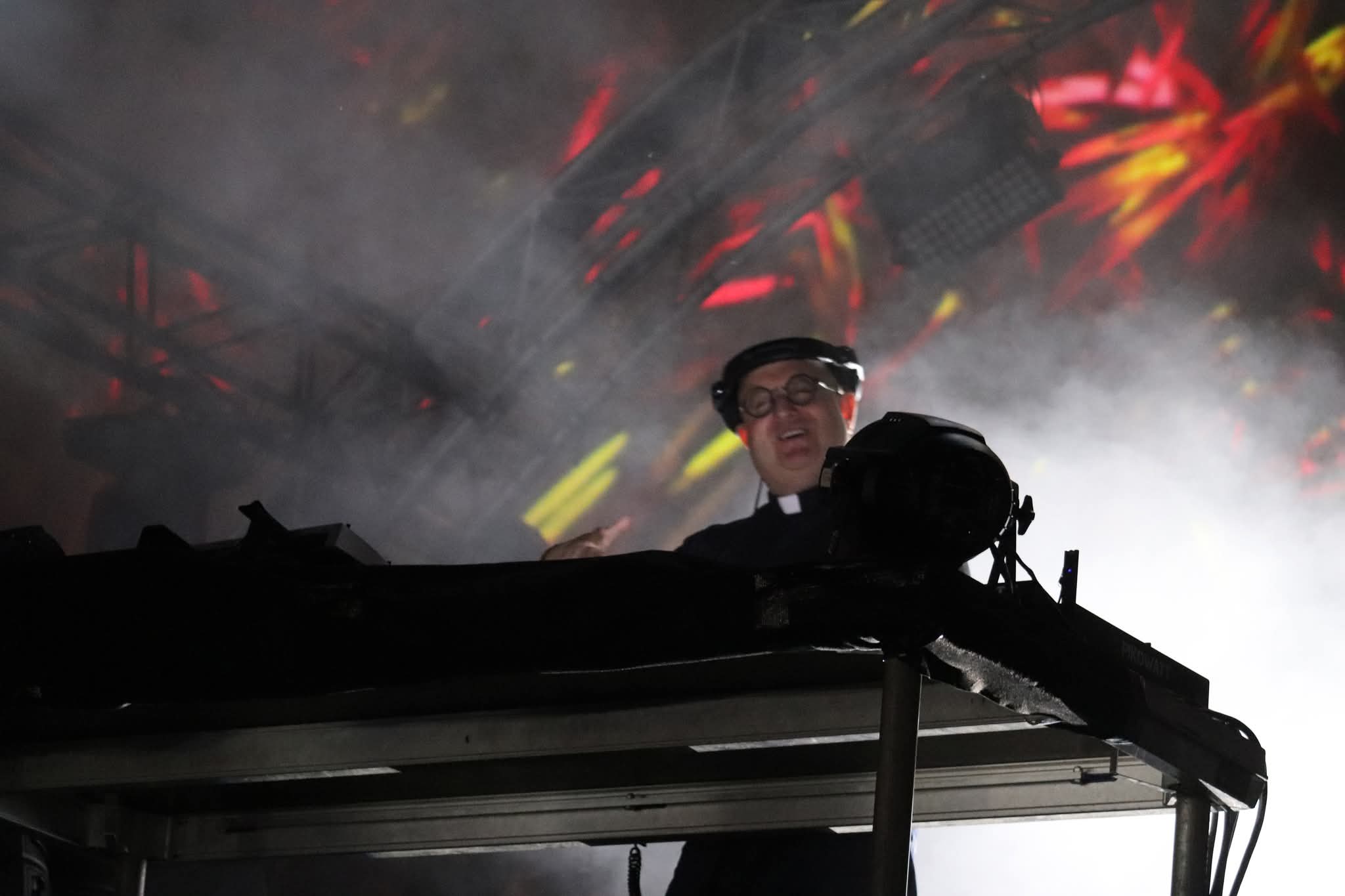 Un preot DJ a făcut show pe o scenă, la Cluj: „Mixez această credință”