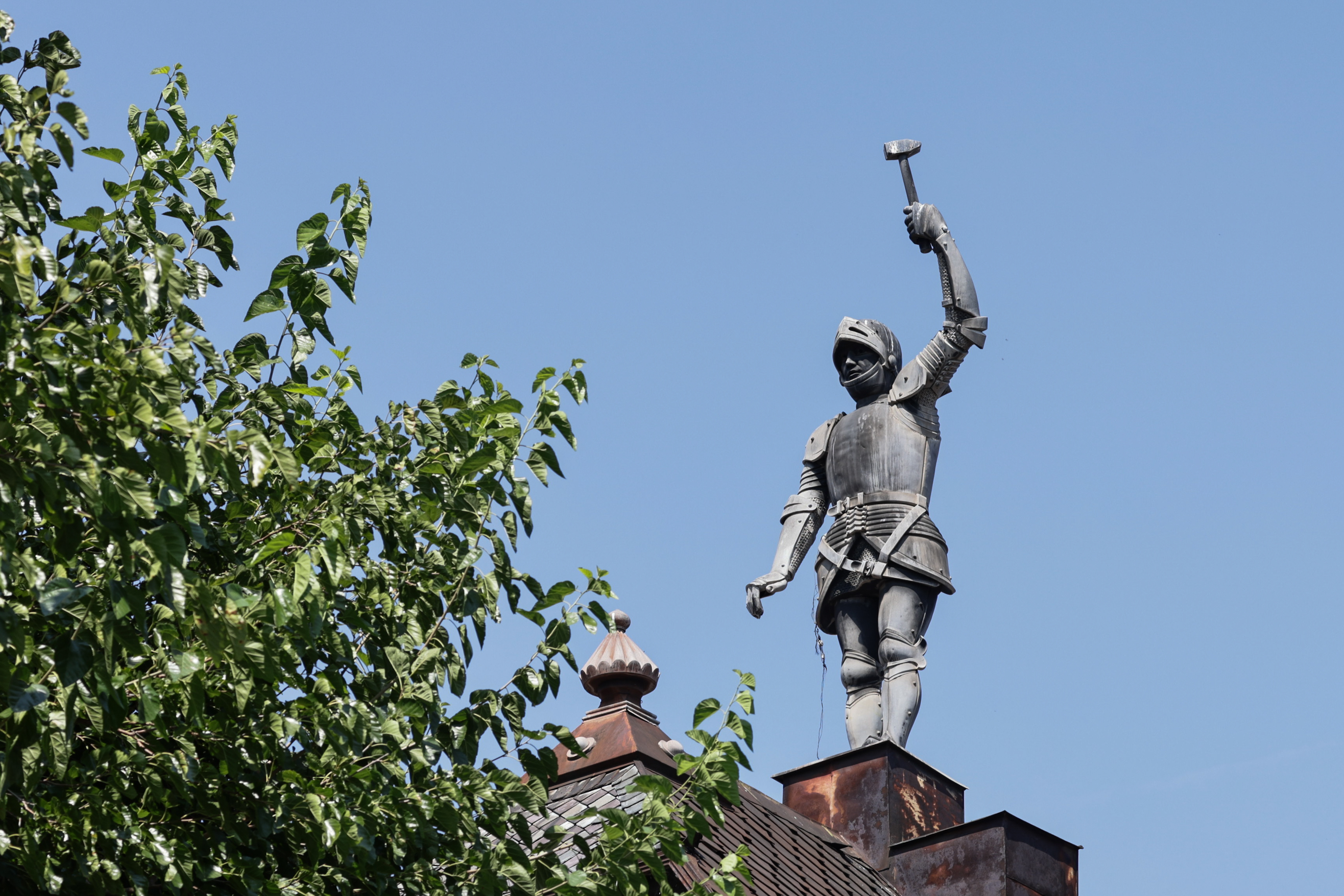Povestea lui „Pandelică”, ostașul în armură care apără Bucureștiul de rele. Are o copie „muncitorească” în mahala, lângă Obor. Autor: Alexandru Dimitriu, un mare maestru ornamentalist al României