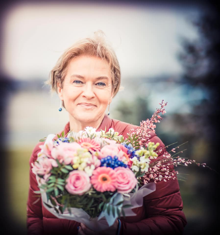 Mona Nicolici devine bunică la 58 de ani. Imagini de la cununia civilă a fiului ei