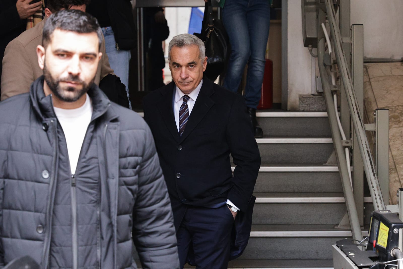 Călin Georgescu, înconjurat de susținători în fața Judecătoriei Sectorului 1: „Sunt nevinovat”. Decizia judecătoriei, amânată