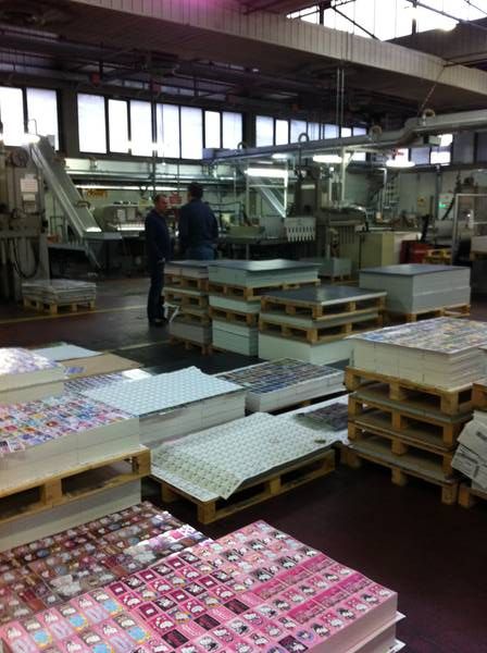 SportNews a fost în paradisul oricărui colecționar, locul unde se nasc zilnic milioane și milioane de abțibilduri: Panini Factory, din Modena, Italia. Poftiți în FABRICA DE FOTBALIȘTI!