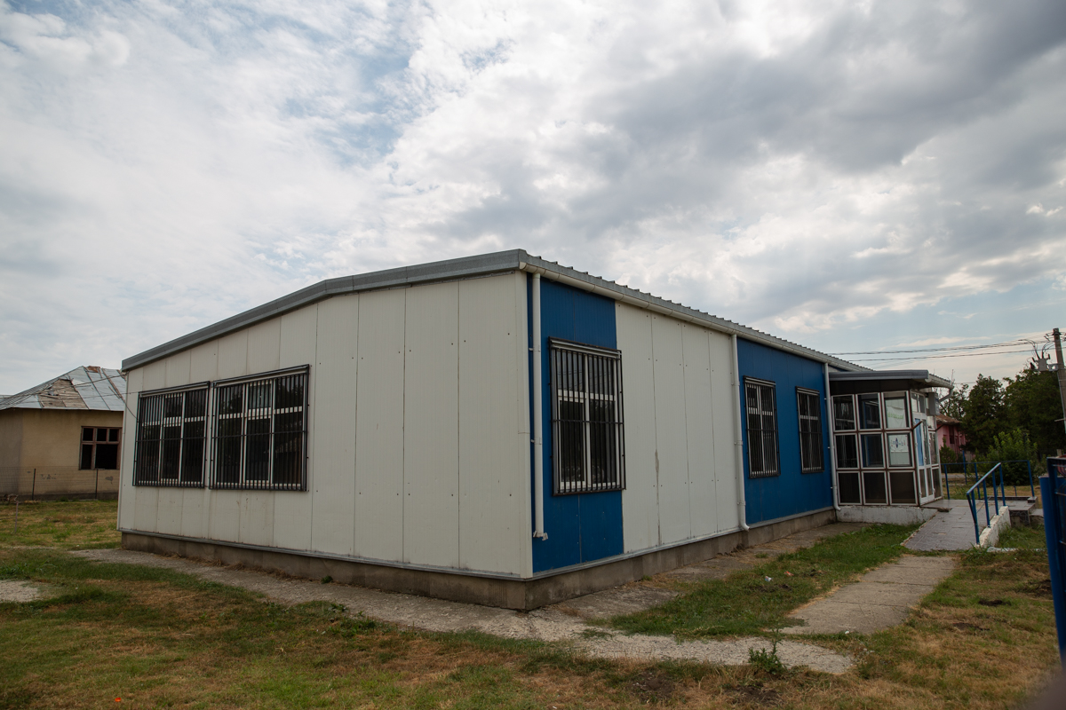 REPORTAJ. Pentru mii de copii de la sate, noul an şcolar va însemna măşti chinezeşti, întoarcerea la toaletele turceşti şi la minciunile româneşti!