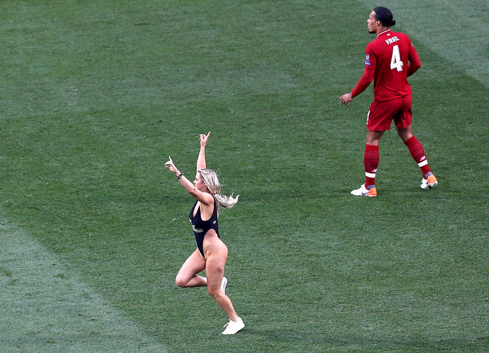 FOTO&VIDEO/ Incident în timpul finalei Tottenham - Liverpool. O tânără a intrat pe teren în costum de baie! Ce mesaj avea scris pe ea