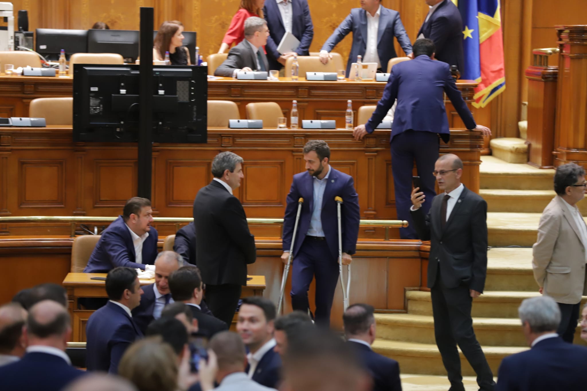 Cronica unei moțiuni de cenzură ratate: bancuri, plictiseală și clinciuri. Opoziția a bifat cel mai umilitor vot din ultimii 16 ani