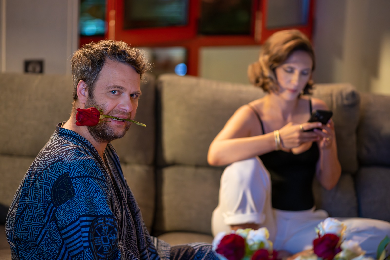 Adela Popescu îl bate pe Radu Vâlcan, soțul ei, în filmul „Retreat Vama Veche”. Imagini neașteptate din pelicula care va apărea în octombrie