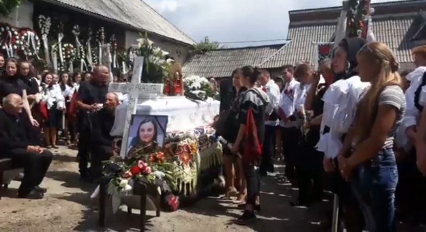 Înmormântarea Mădălinei Pârja, una dintre studentele care au murit în accidentul din Jibou. Tineri în costume populare, în cortegiul funerar