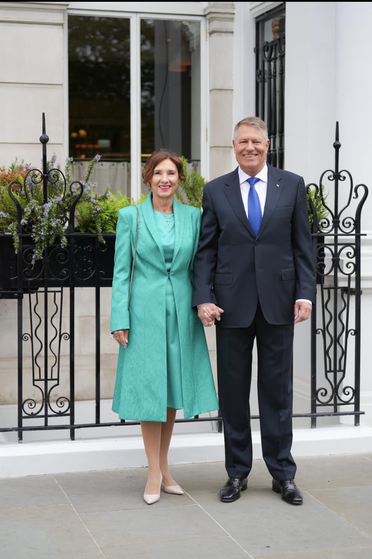 Ținutele purtate de Carmen Iohannis la slujba de Înviere și în prima zi de Paște Catolic. Detaliul care a atras atenția