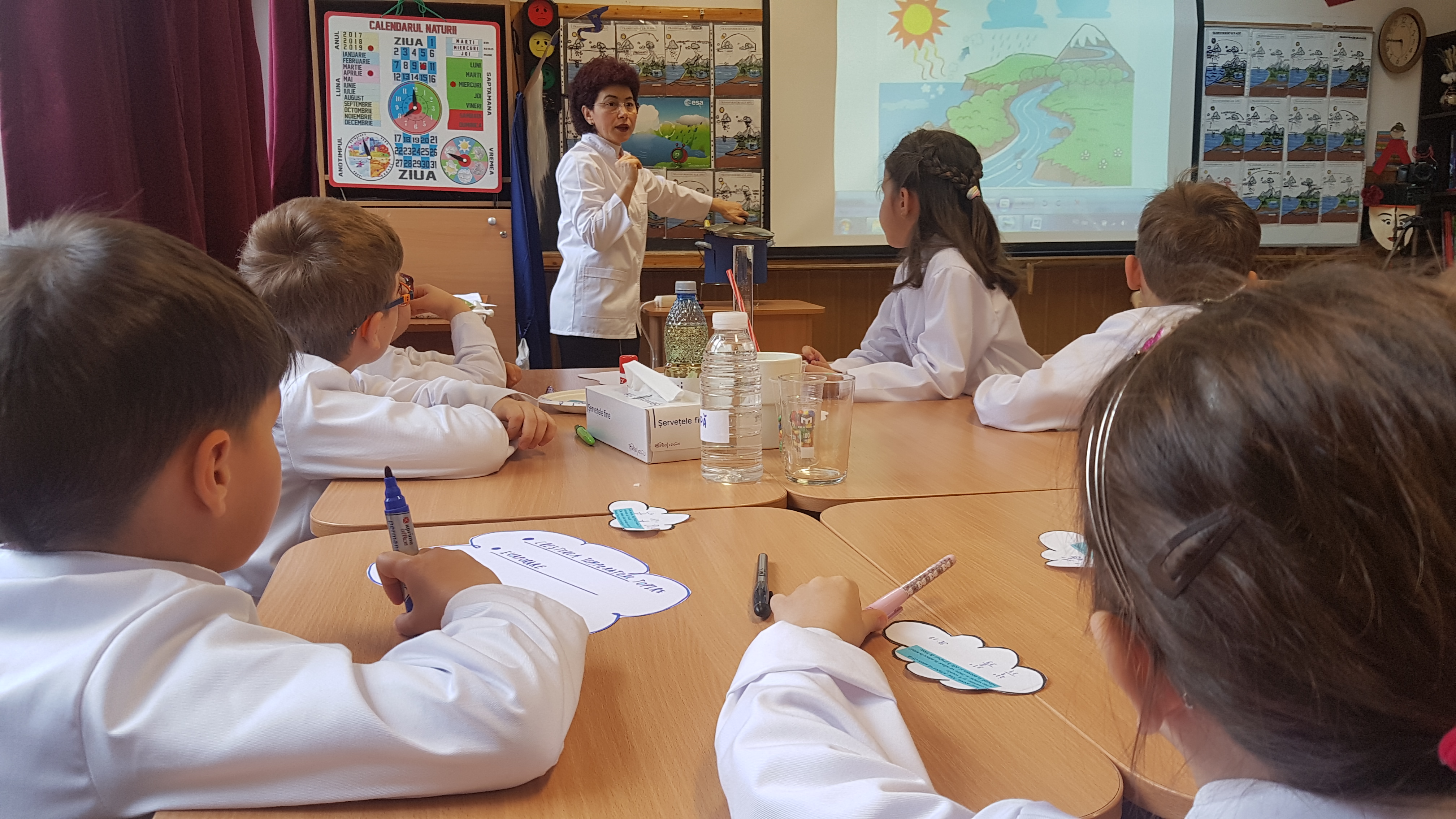 VIDEO/ Consuela, profesoara „altfel” din Rahova. Elevii ei nu stau în bănci și participă fiecare la experimente și activități