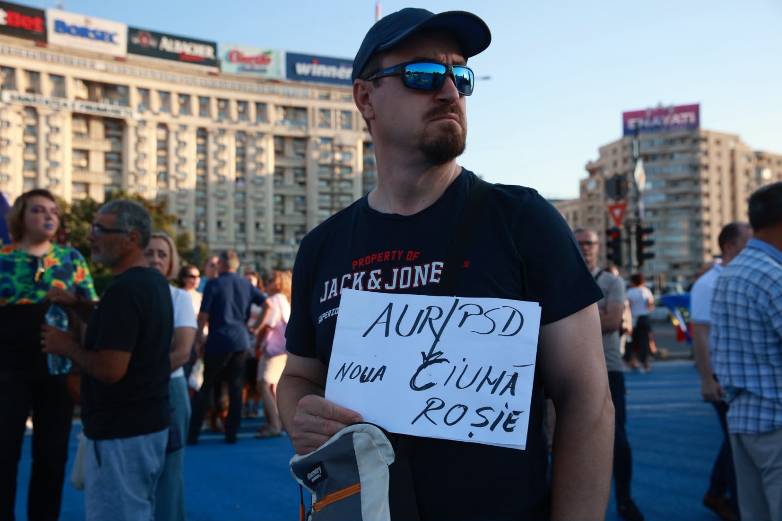 Protest în Piața Victoriei: Sute de oameni manifestă sub sloganul „România e sub asediu”. Ce cer organizatorii și ce mesaj are Jandarmeria