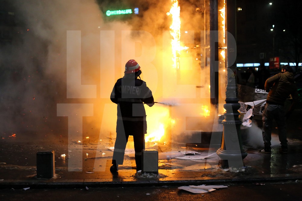 Violențe între ultrași și jandarmi, miercuri seară, în Capitală, pe finalul protestelor / FOTO & VIDEO