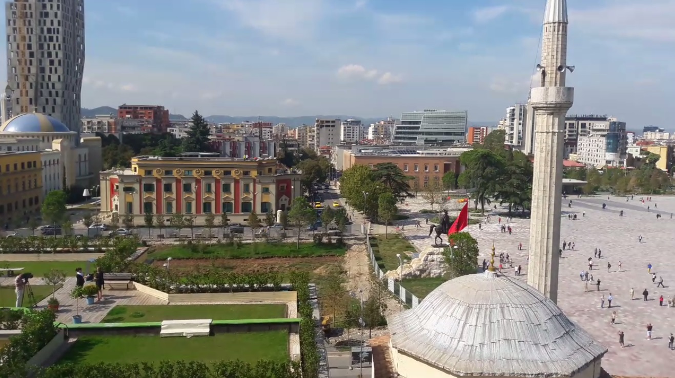 REPORTAJ. Tirana, inima Albaniei care bate în ritm alert. Orașul fără reguli de circulație și cu o moschee transformată în catedrală ortodoxă | VIDEO