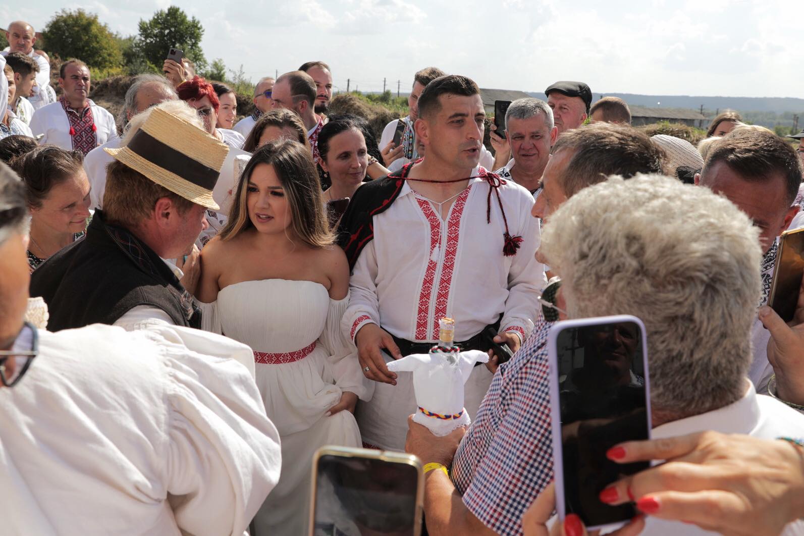 O mireasă și două nunți. Cum a petrecut poporul în vale, iar ceilalți invitați, în deal, la căsătoria „domnului AUR”, George Simion