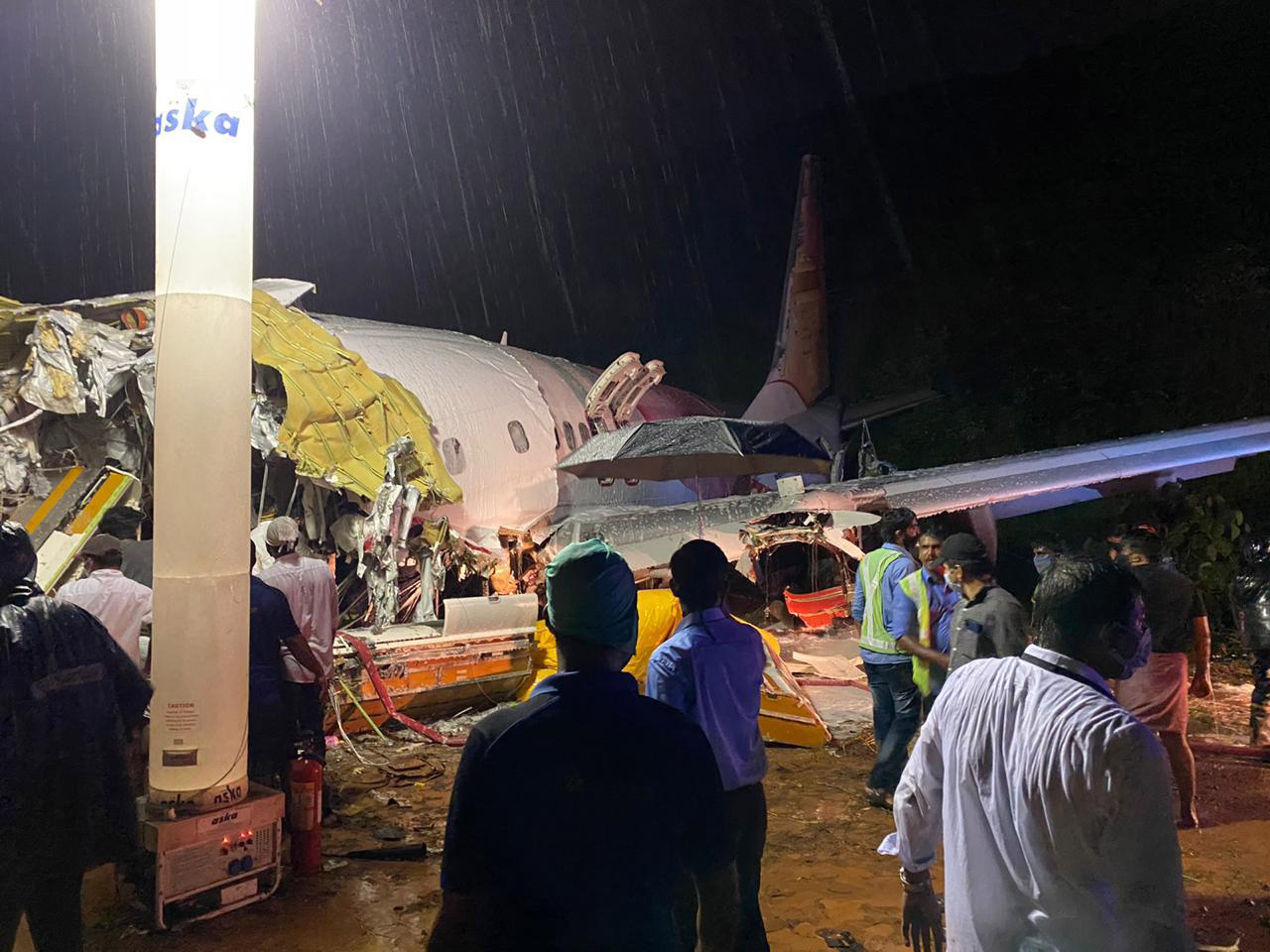 Un avion cu 190 de persoane la bord s-a prăbuşit la aterizare în India şi s-a rupt în două. Bilanţul deceselor a ajuns la 18