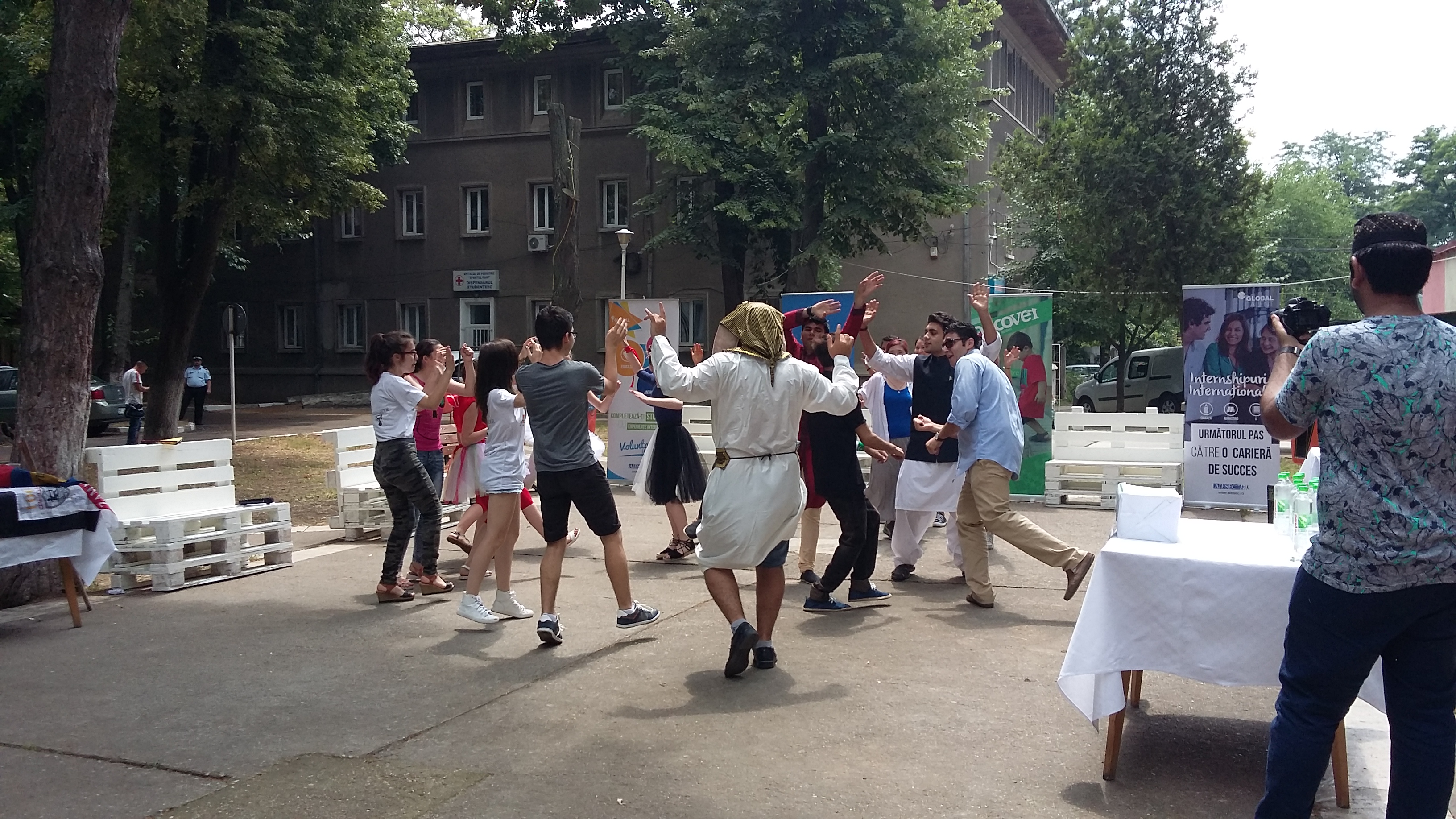 Mâncăruri din 17 ţări, dansuri și culturi diferite și tradiționalul ciolan cu fasole la Global Village