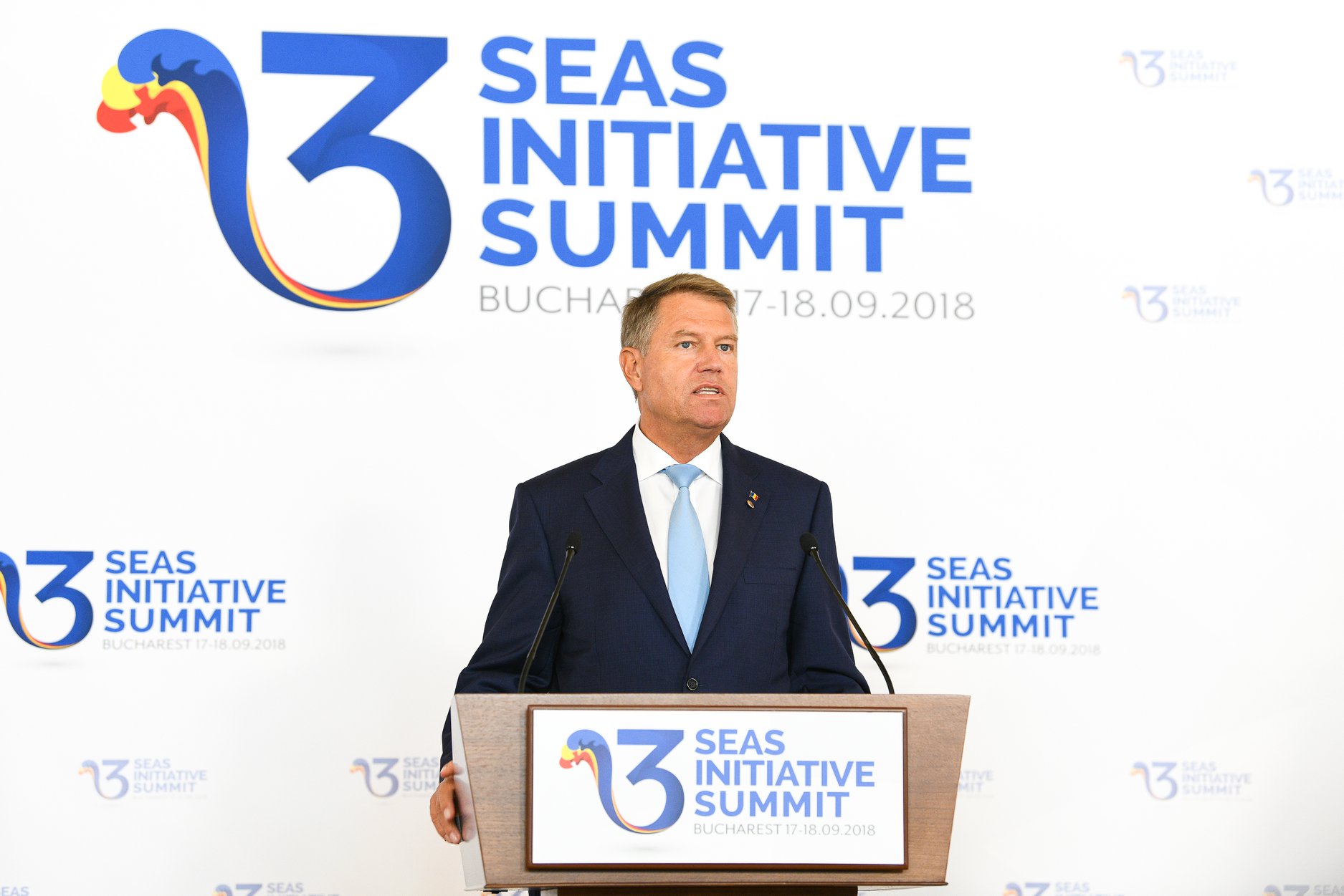 GALERIE FOTO/ Cum se îmbracă bărbaţii din politică. Klaus Iohannis este obsedat de cravata albastră, Eugen Teodorovici îşi pune iniţialele pe cămăşi