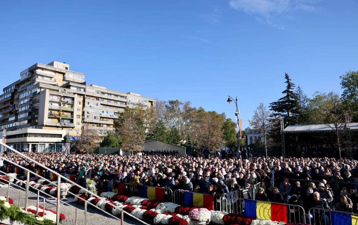 Candidații la prezidențiale au ajuns la slujba de la Catedrala Mitropolitană Iași, pentru Sfânta Parascheva
