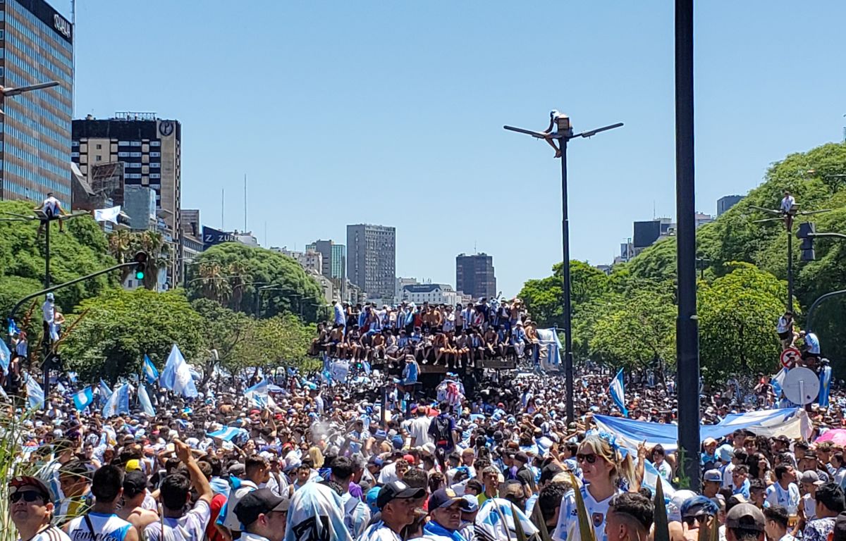 Ciocniri între polițiști și fani la sărbătoarea din Buenos Aires cu peste 5 milioane de oameni pe străzi. Cel puțin 21 de răniți și 14 persoane arestate