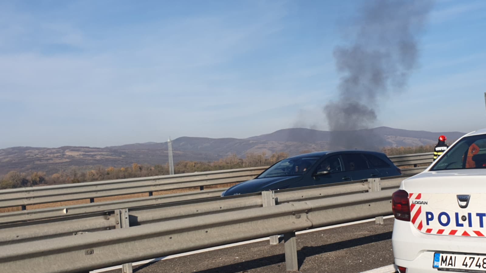 O mașină a ars complet pe A1, în dreptul localității Orăștie, iar două mașini s-au ciocnit pe sensul opus