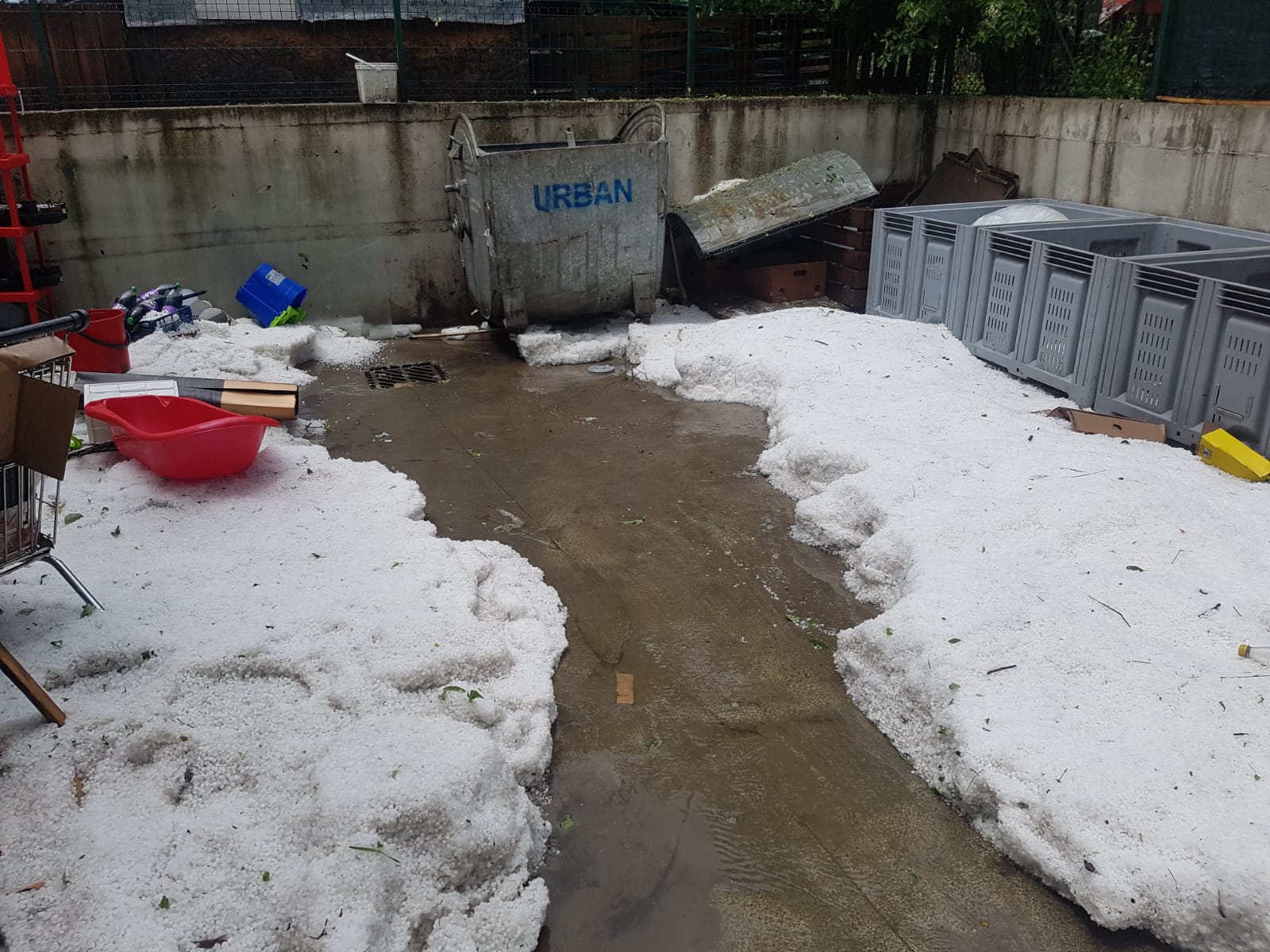 Grindină adunată cu lopata în Vâlcea. O ploaie torențială a făcut ravagii și la Sibiu