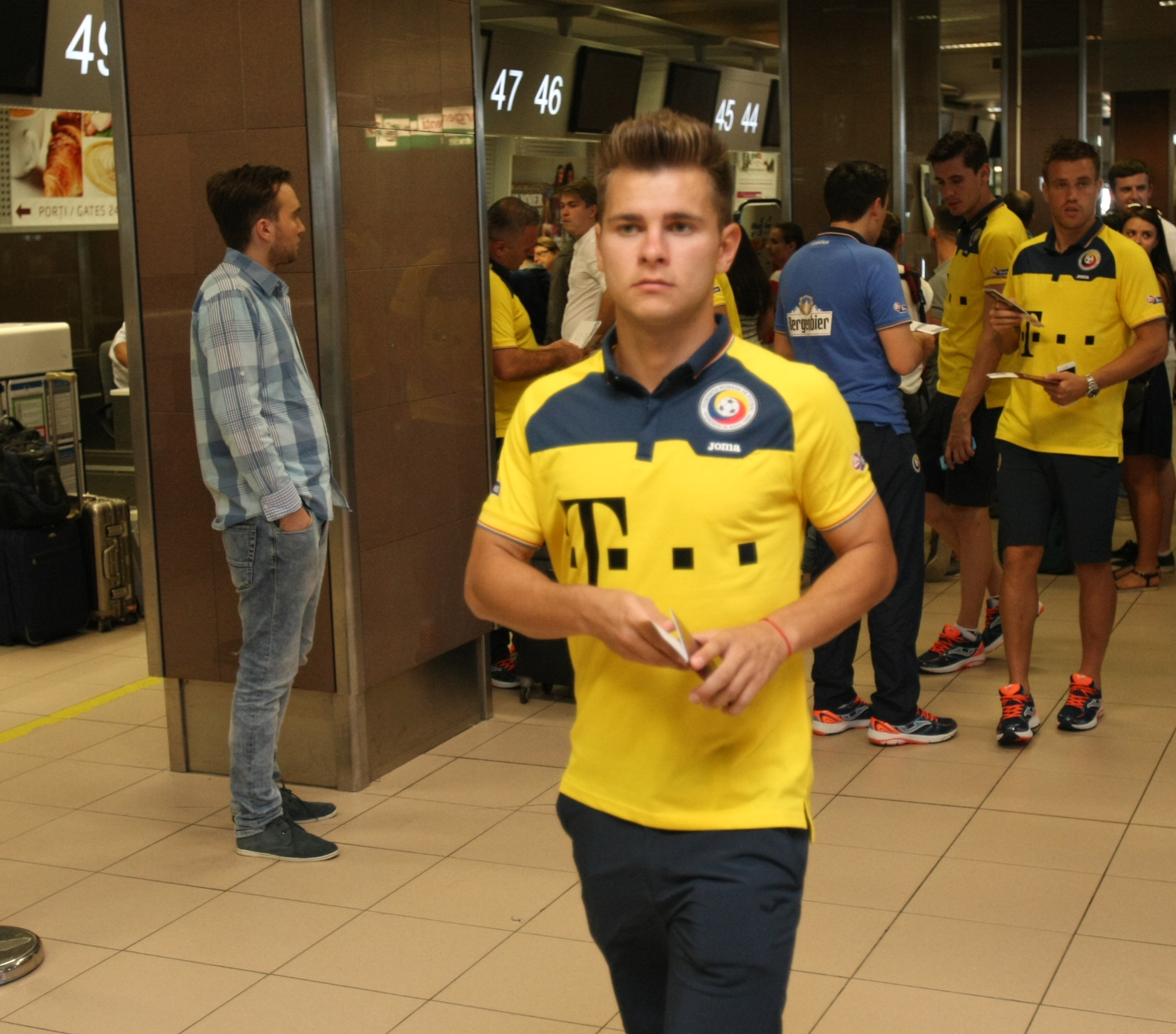 PRELIMINARIILE EURO 2016, UNGARIA - ROMÂNIA (vineri, ora 21.45, TVR 1) / Selecționerul Anghel Iordănescu a renunțat la supersitiții și ^a lăsat femei în avionul care i-a transportat pe tricolori la Budapesta, pentru mare meci cu rivalii istorici / GALERIE FOTO