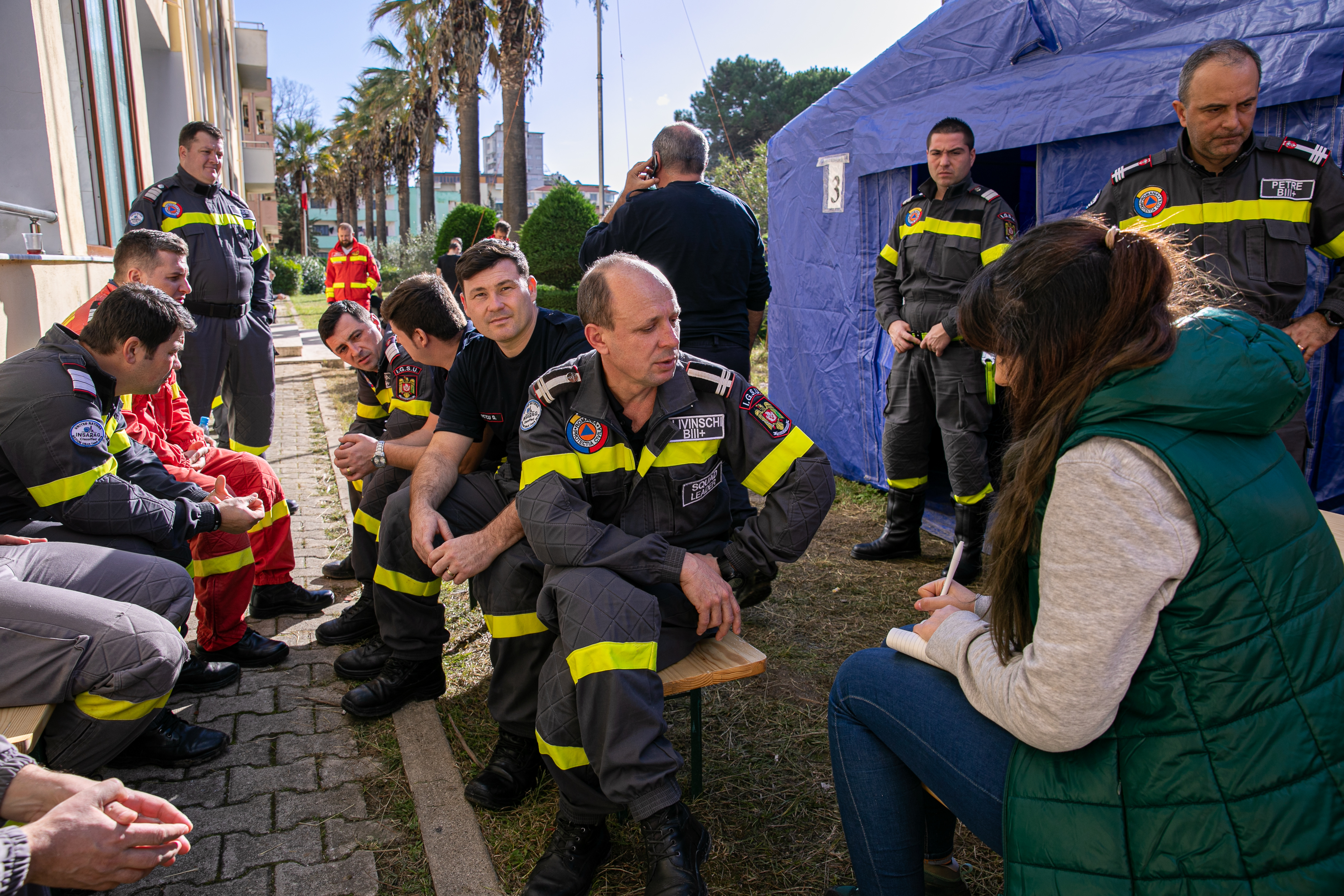 Pentru pompierii români din inima dramei albaneze, Ziua Națională a picat de Ziua Recunoștinței. ”Cele două cadavre erau, de fapt, mama și fiul. Tatăl și fiica au scăpat!”