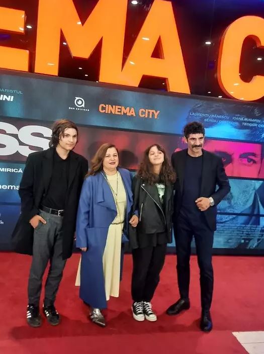 Toma Cuzin, cunoscut ca Firicel din „Las Fierbinți”, cu familia la Premiile GOPO 2024. Imagini rare cu soția și cei doi copii