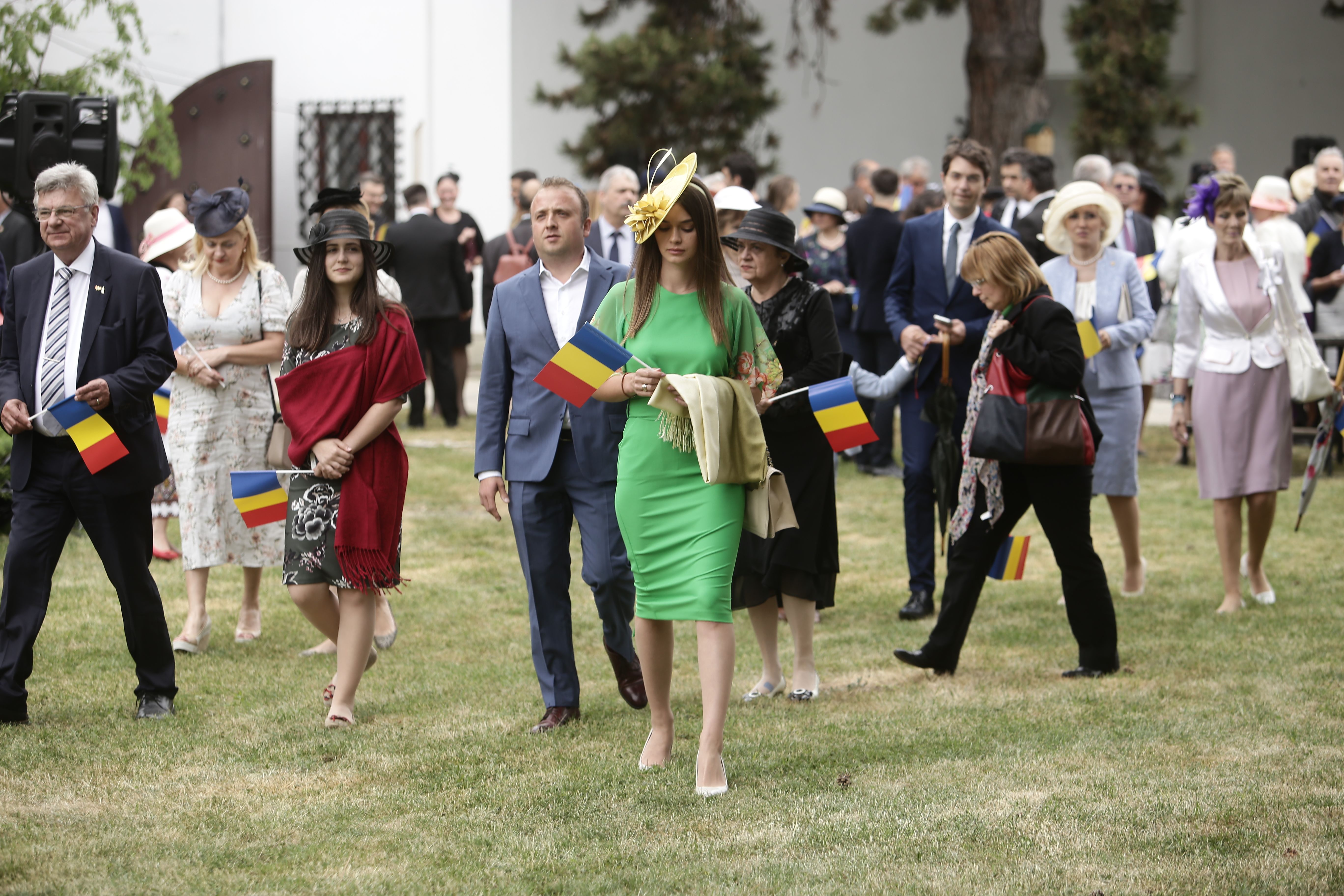 VIDEO/ 10 mai, la Palatul Elisabeta. Ținute de prințese, înghionteli la șampanie și regrete pentru țară: „Fără monarhie, nu vom avea liniște”