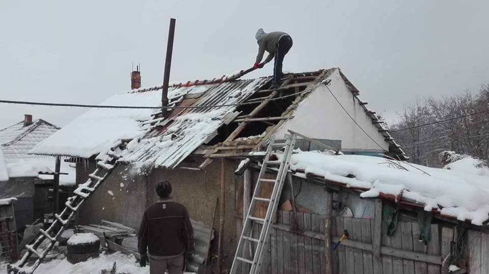 FOTO | Povestea tragică a lui nea Ion, un bătrân care merge în genunchi, dar are grijă de fratele său imobilizat în pat