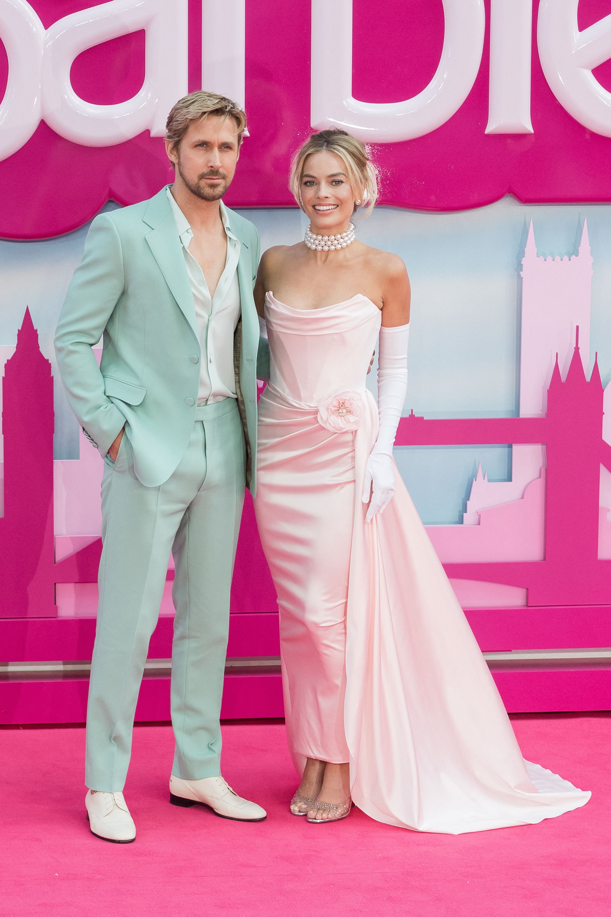 Margot Robbie și Dua Lipa, apariții spectaculoase pe covorul roz la premiera filmului „Barbie”, în Londra