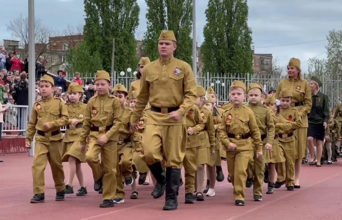 Paradă militară a grădinițelor, pe un stadion dintr-un oraș rusesc din apropierea Ucrainei, pe coasta Mării Azov