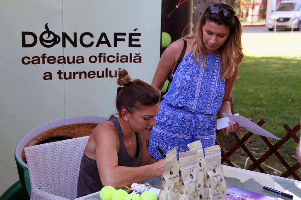 Simona Halep a dat autografe la BRD Bucharest Open GALERIE FOTO