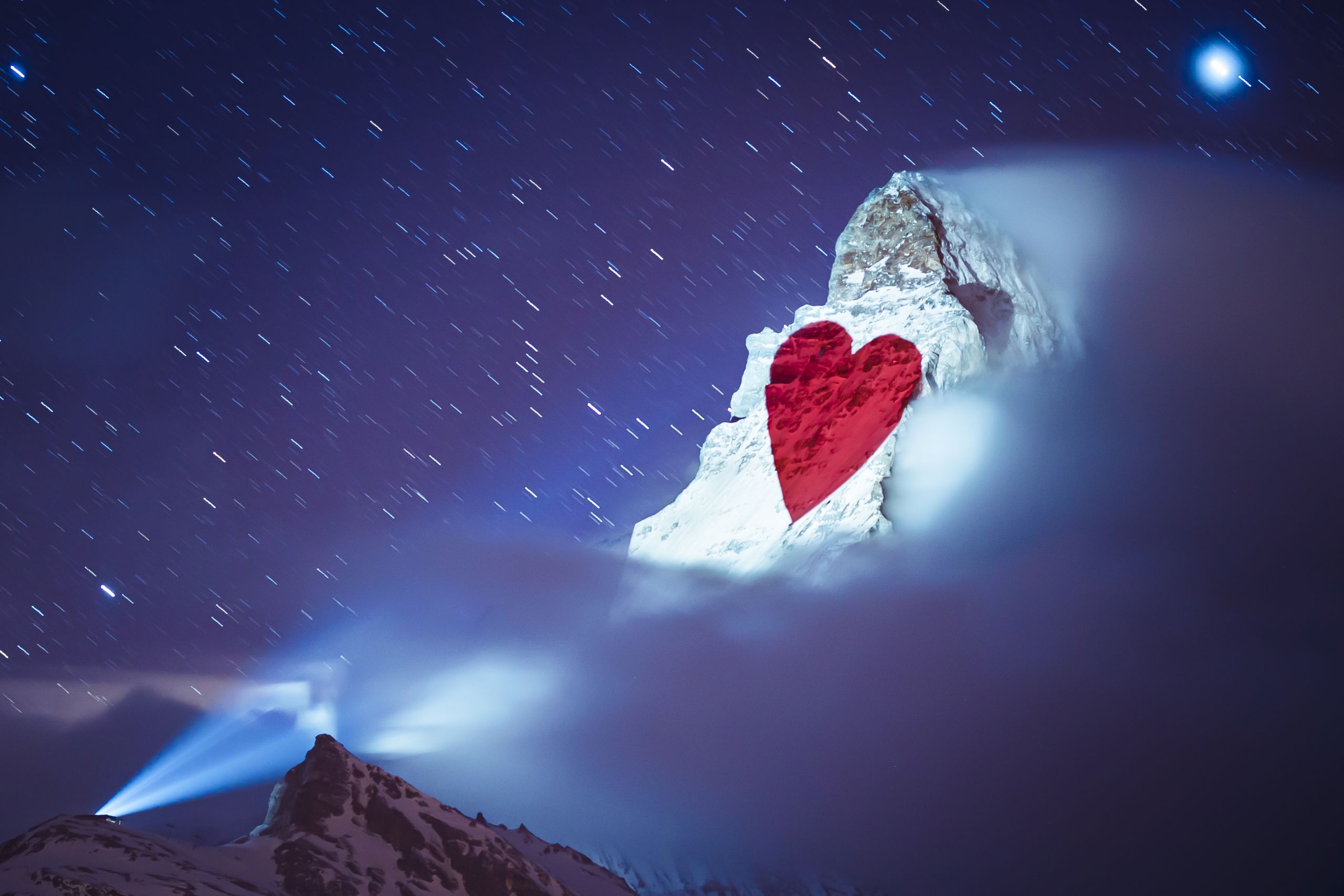 Elvețienii, îndemnați să stea acasă prin mesaje proiectate pe vârful muntelui Matterhorn