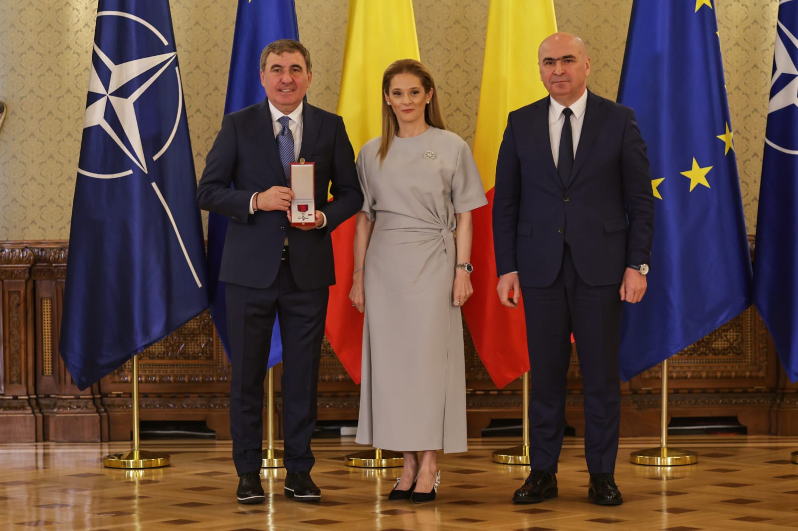 De ce a lipsit Ianis Hagi de la Palatul Cotroceni, unde Gică Hagi a fost decorat de Ilie Bolojan
