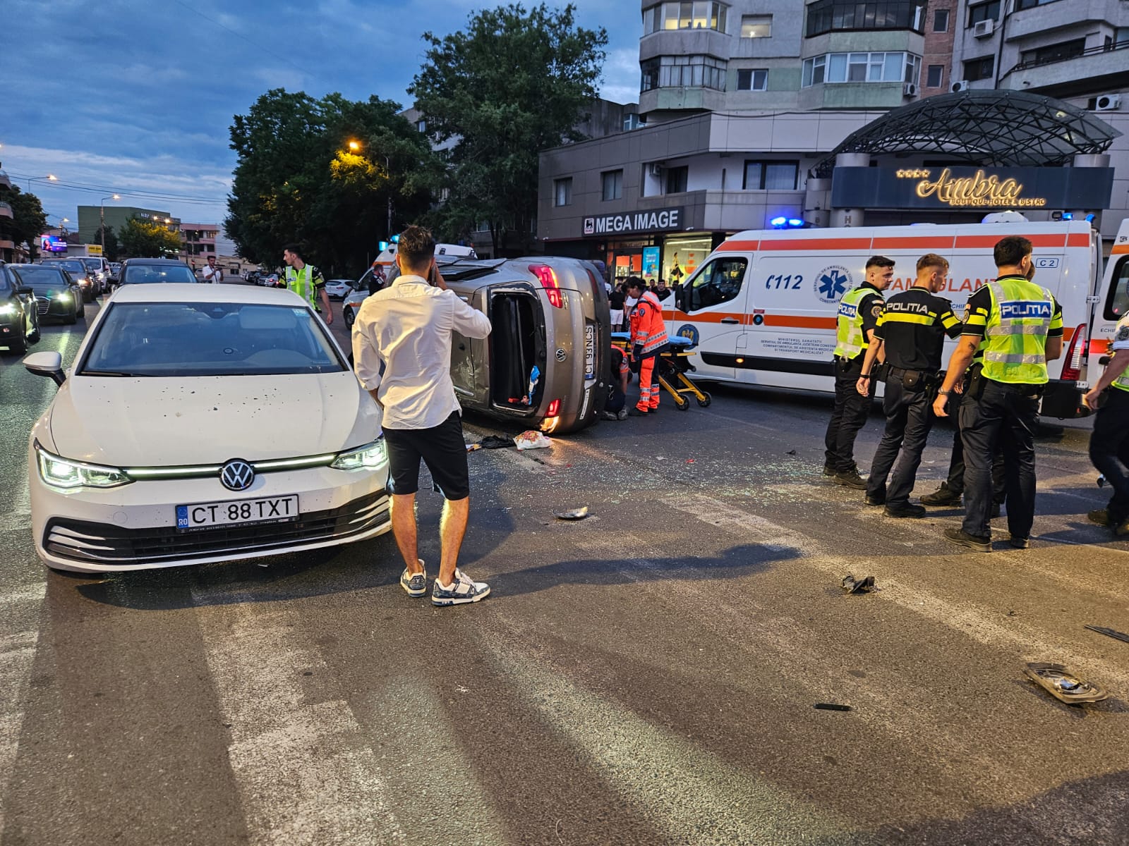 O autospecială de poliție în misiune, spulberată de o șoferiță care nu a acordat prioritate, la Constanța. Trei oameni au fost răniți