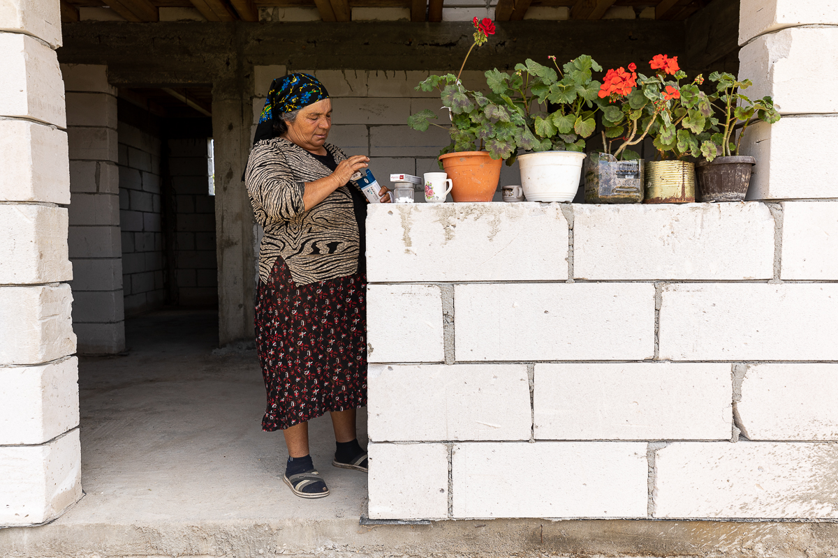 Crește casa lui Georgică. Băiatul de 16 ani din Dâmbovița care vindea bălegar pentru a-și ridica un cămin a petrecut prima noapte sub propriul acoperiș. Mai are nevoie de ajutor ca s-o termine