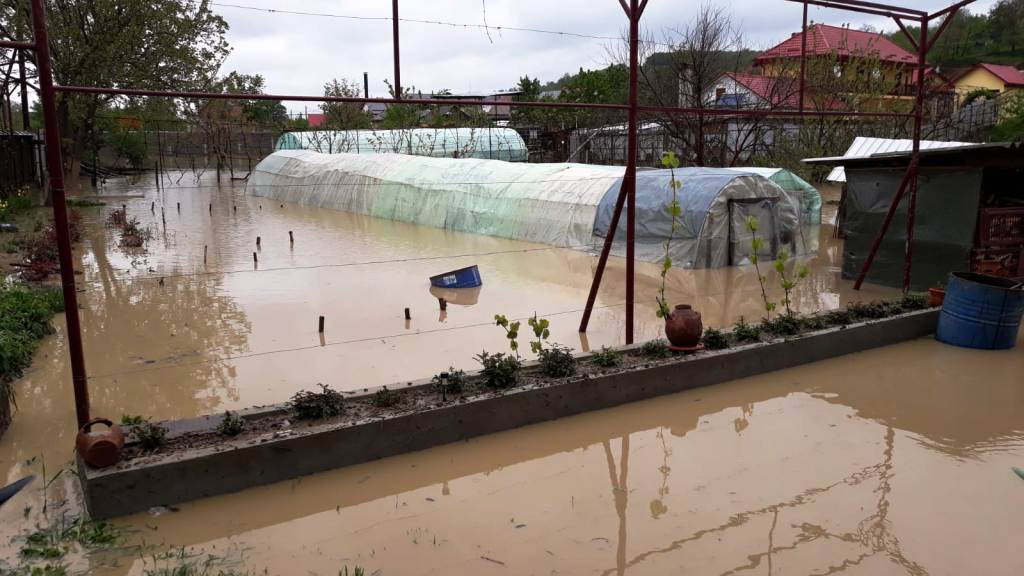 Inundații puternice în peste 20 de localități din Neamț. Zeci de gospodării, drumuri și terenuri, acoperite de ape / FOTO&VIDEO