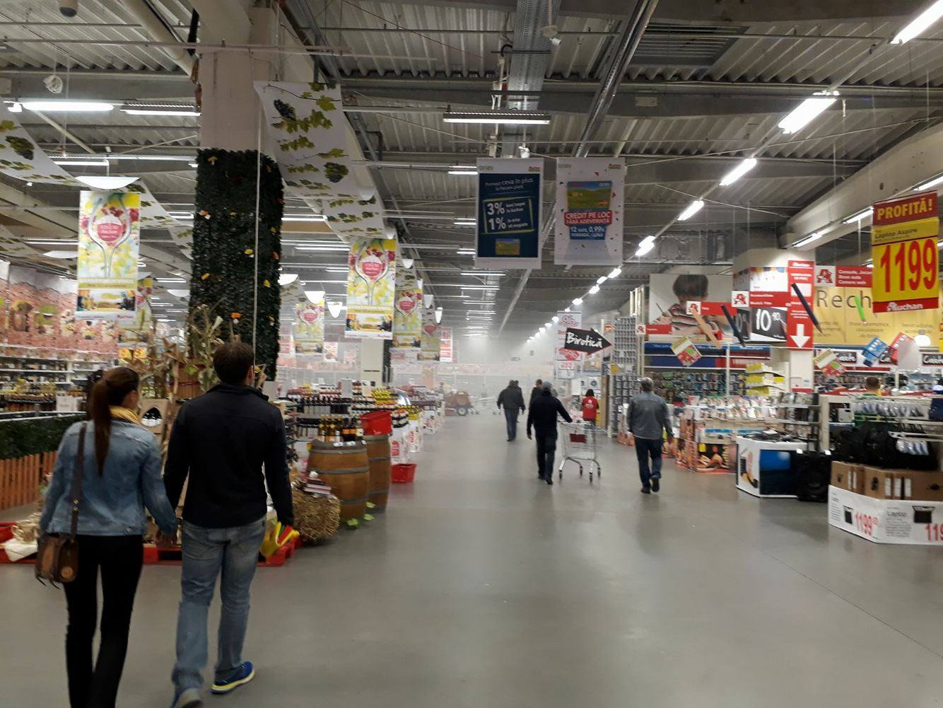 Incendiu la un hipermarket din Capitală. Clienții, evacuați de urgență | FOTO