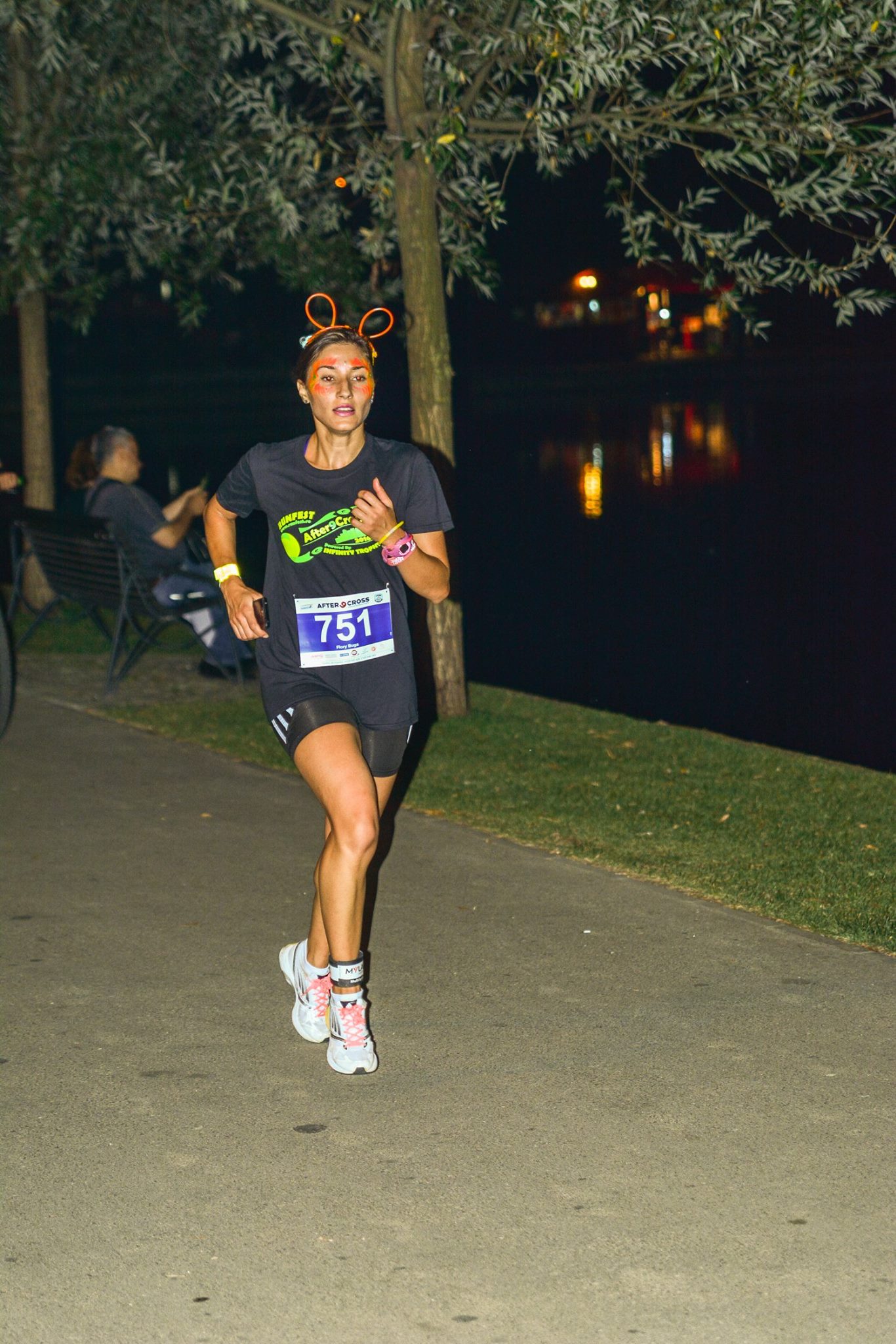 Curse nocturne și atmosferă electrizantă la Bucharest After9Cross, seria RUNFEST. Sute de participanți s-au bucurat de alergare, muzică și distracție / FOTO