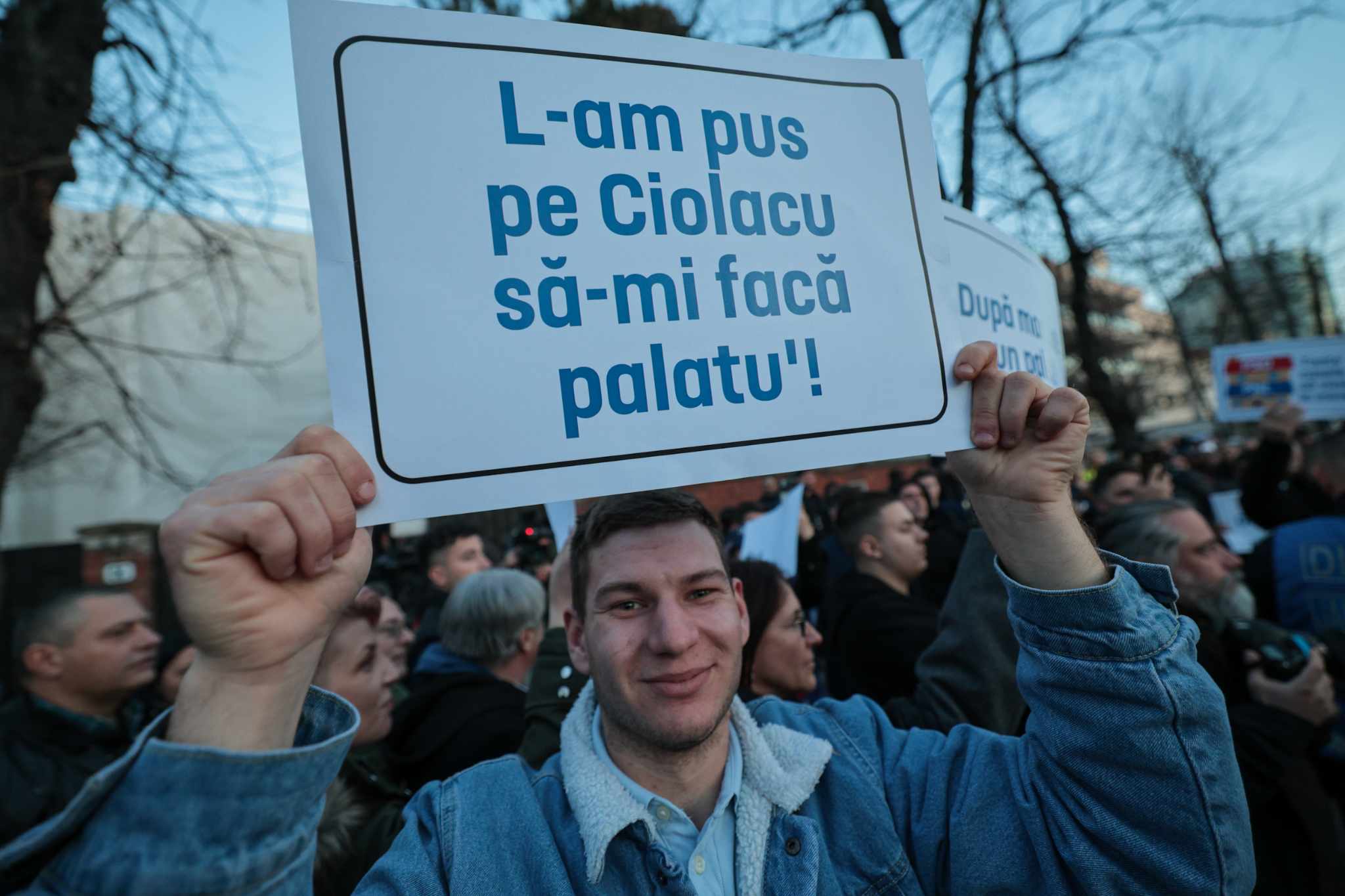 Protest AUR în fața imobilului din Aviatorilor renovat în secret pentru 7 milioane de euro: „După mandat, un palat”