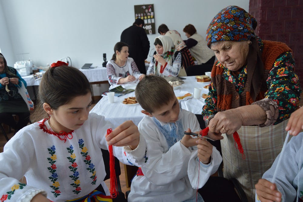 REPORTAJ/Un fel de alternativă a Facebook-ului! Șezătoarea din Vaslui, locul unde oamenii socializează și transmit ce știu