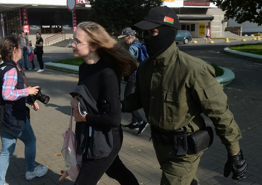 FOTO | Intervenție în forță a poliției din Belarus la o manifestație pașnică a femeilor care protestau față de președintele Lukașenko
