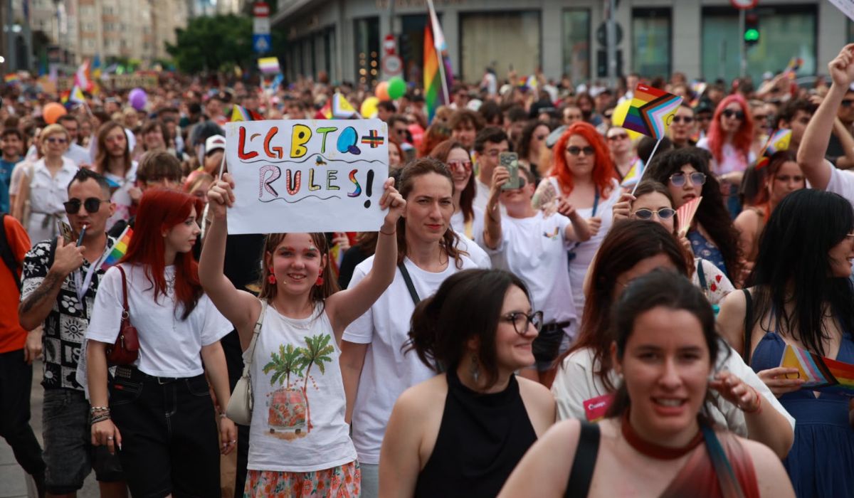 Marșul Bucharest Pride 2026: zeci de mii de oameni cer drepturi egale pentru comunitatea LGBT+ și parteneriat civil pe Calea Victoriei