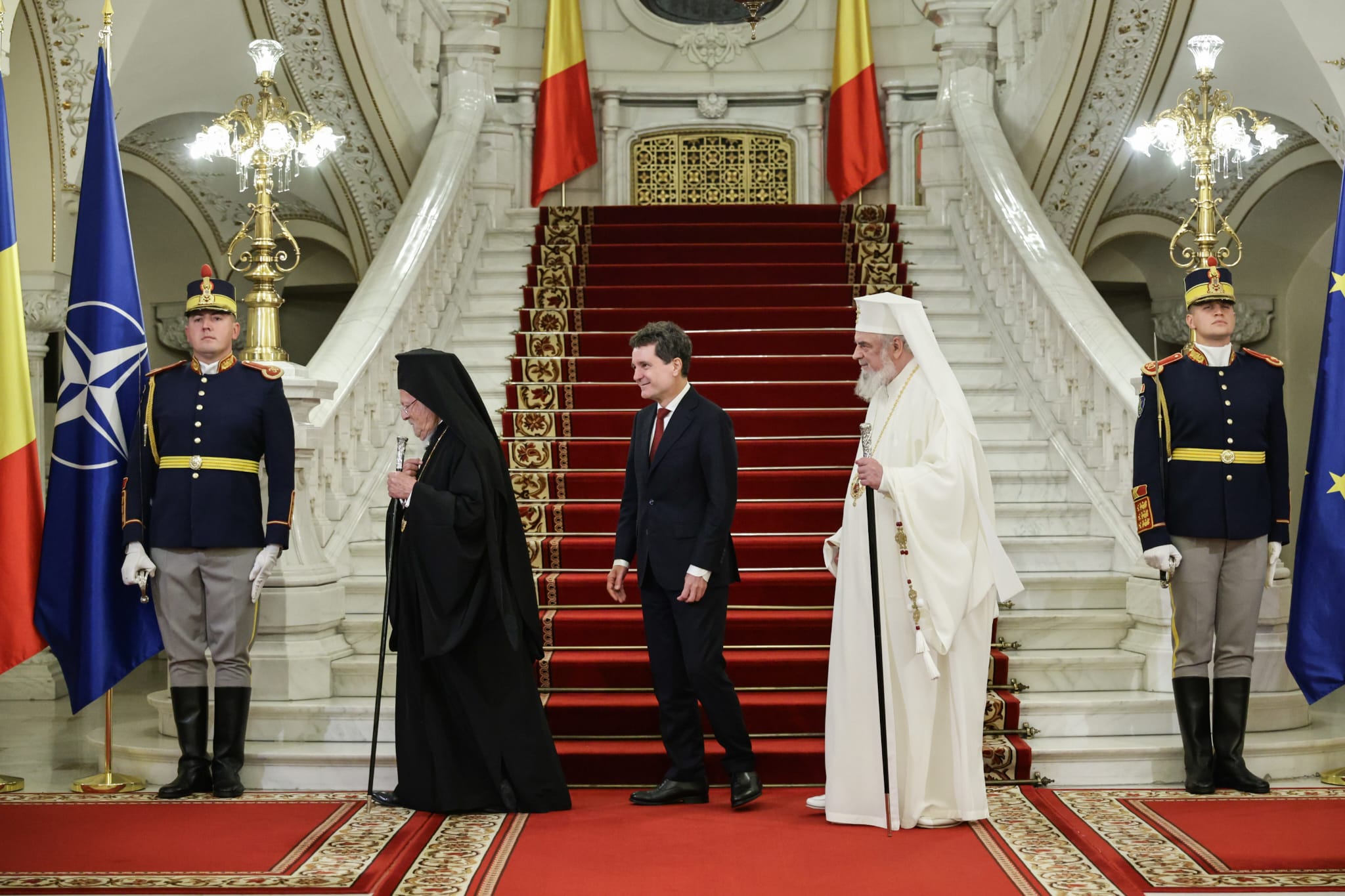 Bartolomeu I, decorat de Nicușor Dan după sfințirea Catedralei Neamului: „România trăieşte un moment istoric”
