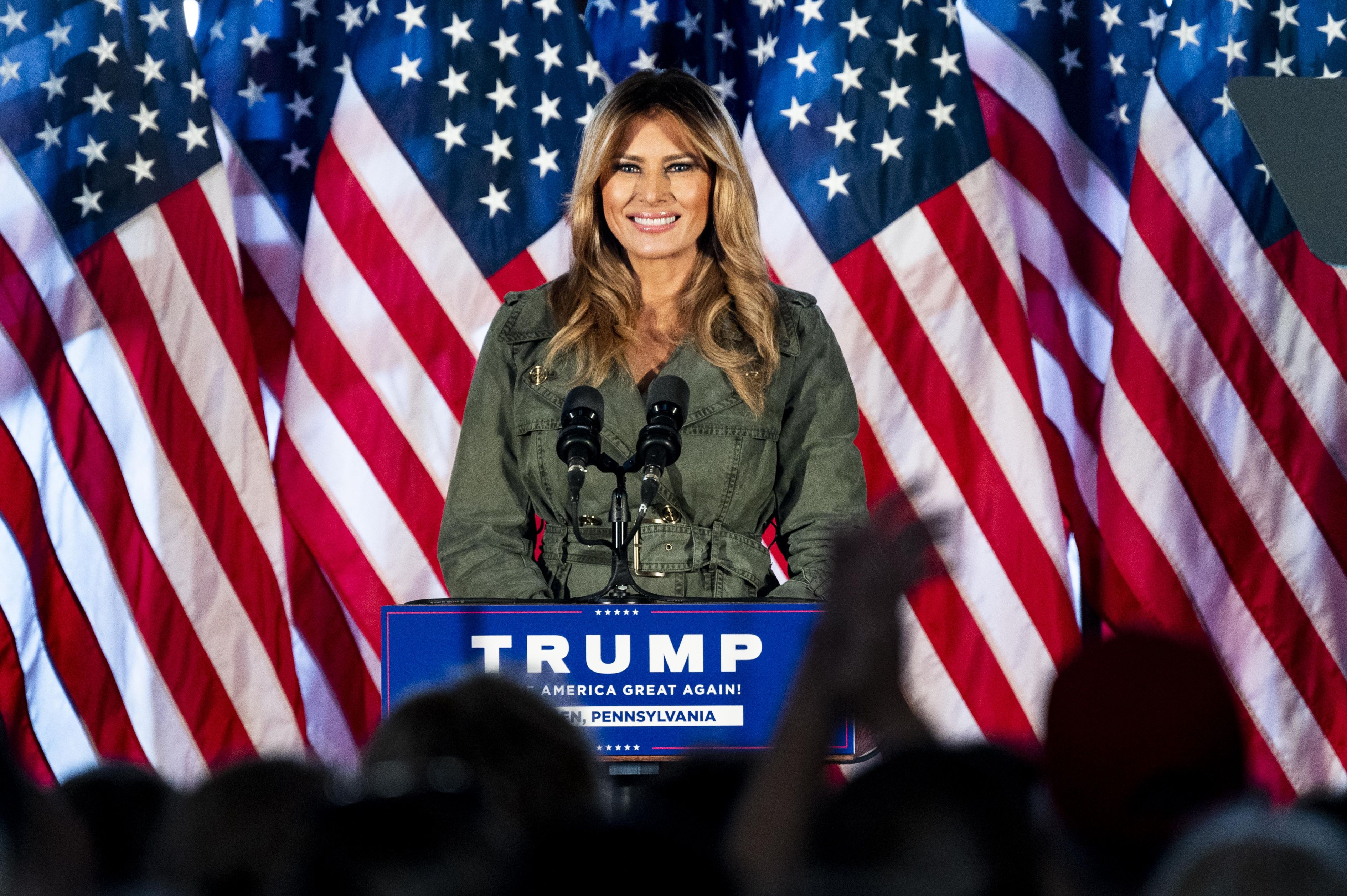 Melania Trump a atras toate privirile la secția de votare. Cum s-a îmbrăcat soția lui Donald Trump