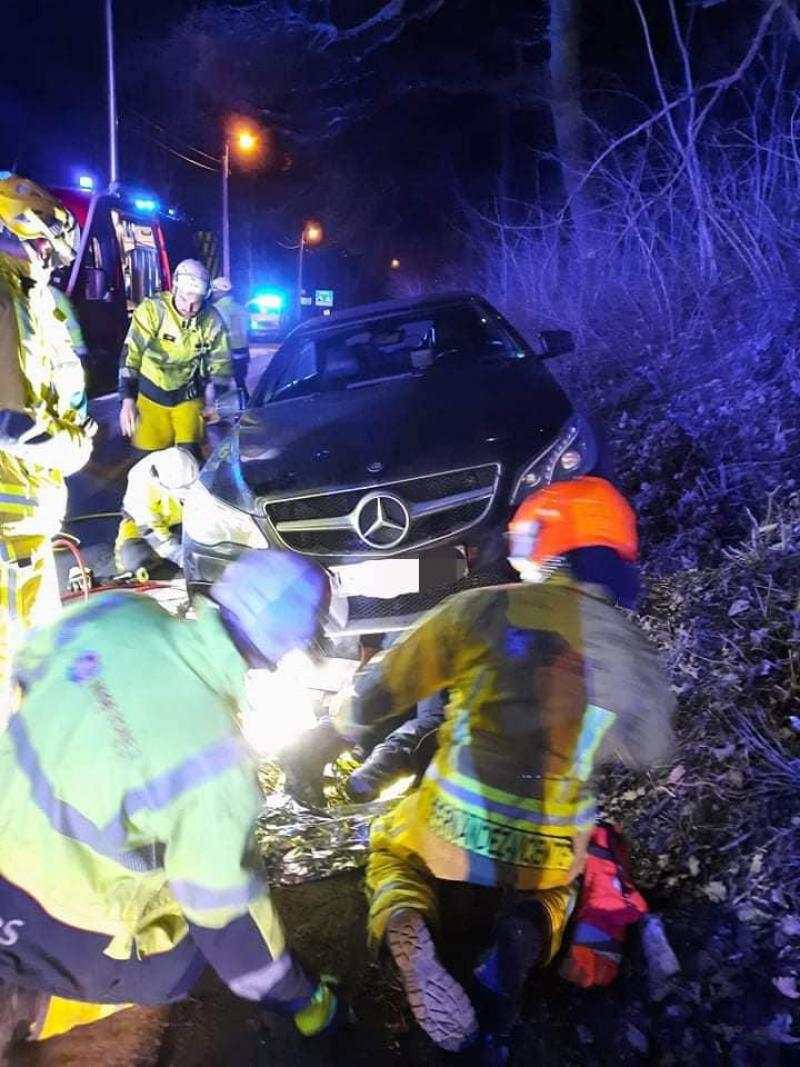Șofer oprit să-și facă nevoile pe marginea drumului, călcat de Mercedesul căruia a uitat să-i tragă frâna de mână
