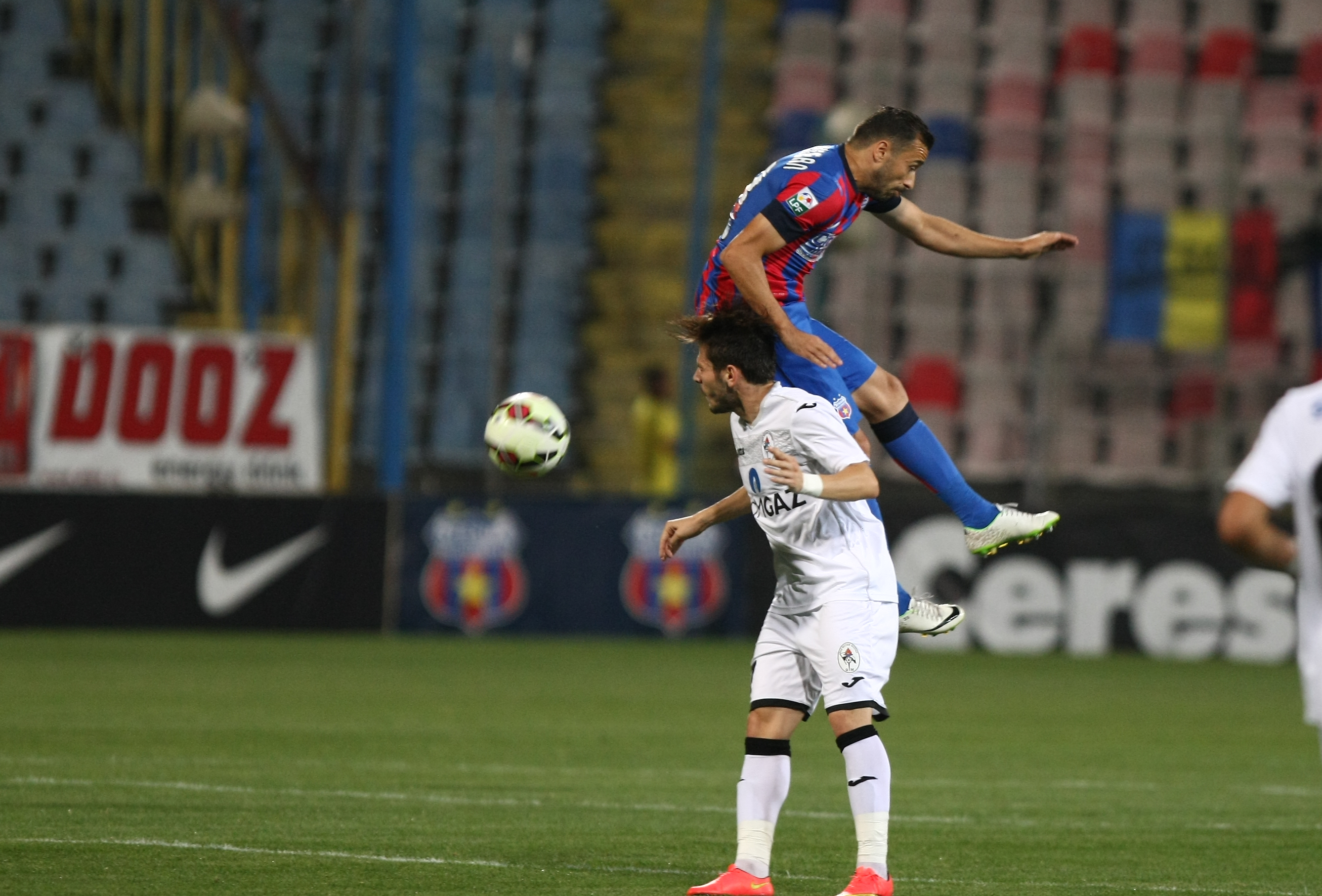 VIDEO & GALERIE FOTO/ Liga I: Steaua - Gaz Metan 3-1. ^ "Dublă" Keşeru. Sânmărtean a înscris  direct din corner. Steaua a urcat pe primul loc