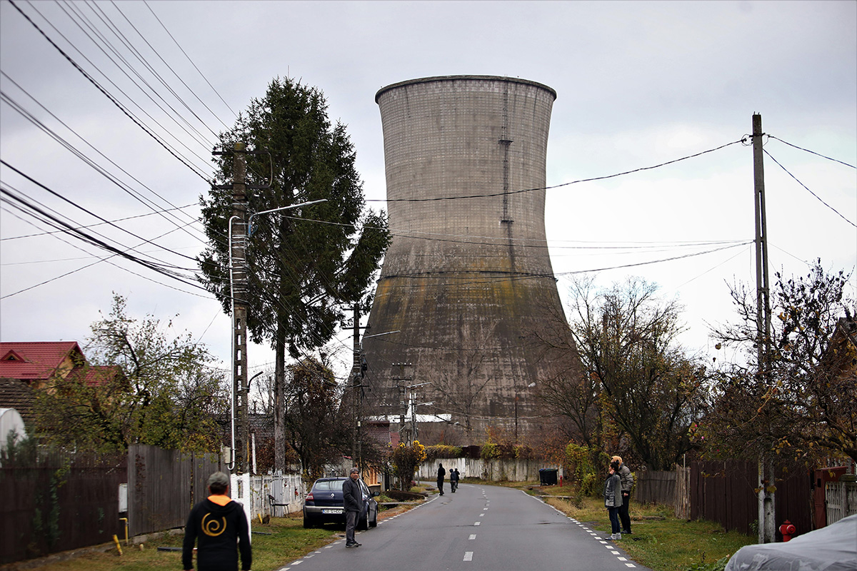 FOTOREPORTAJ. După săptămâni de tensiune, oamenii din Doiceşti au răsuflat uşuraţi când au văzut demolate ultimele turnuri ale fostei termocentrale: „Ce frumos au căzut”