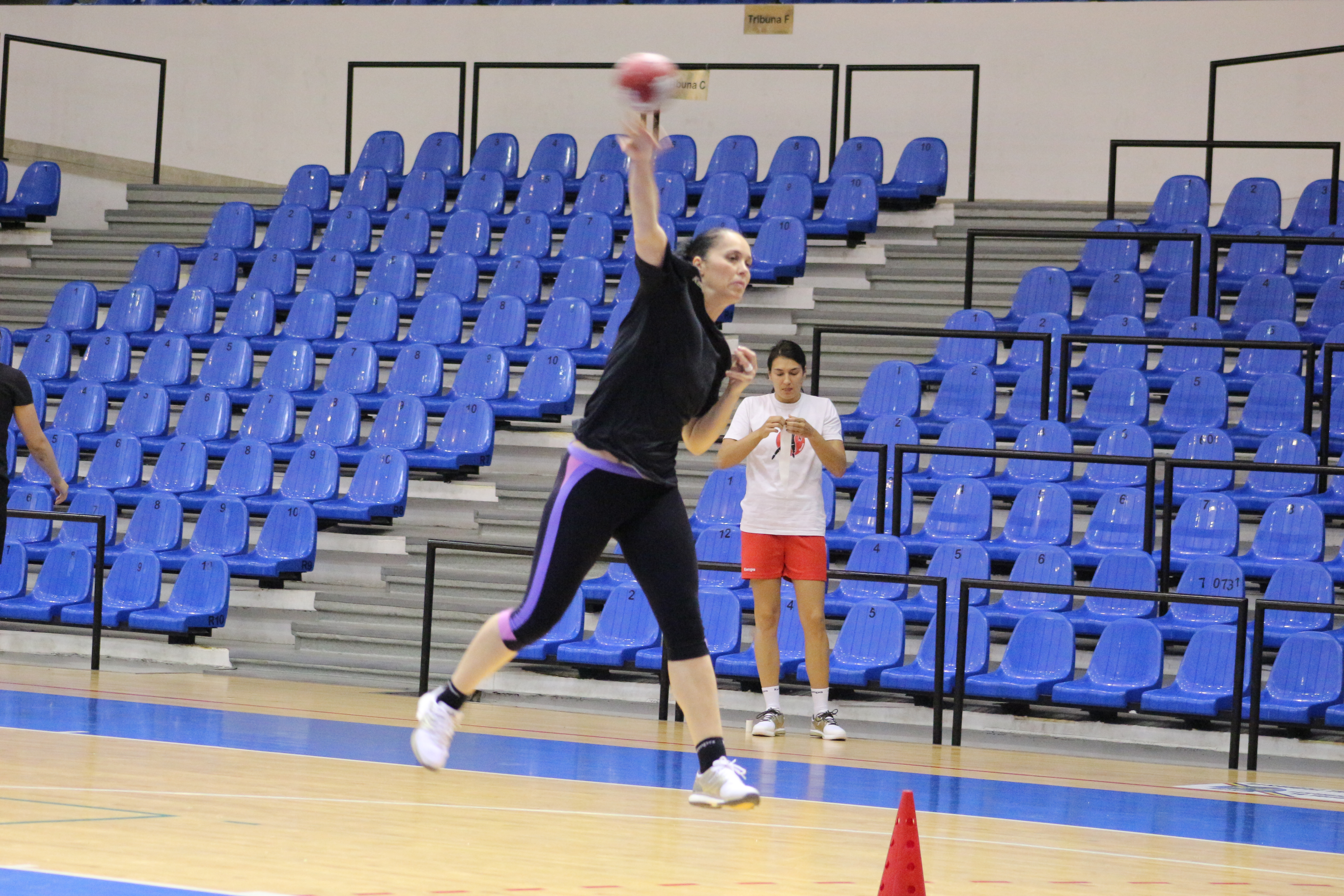 Ola-Rio! Fetele din naționala de handbal pregătesc la Ploiești calificările europene și turneul olimpic. Cristina Neagu era să se accidenteze! FOTO&VIDEO