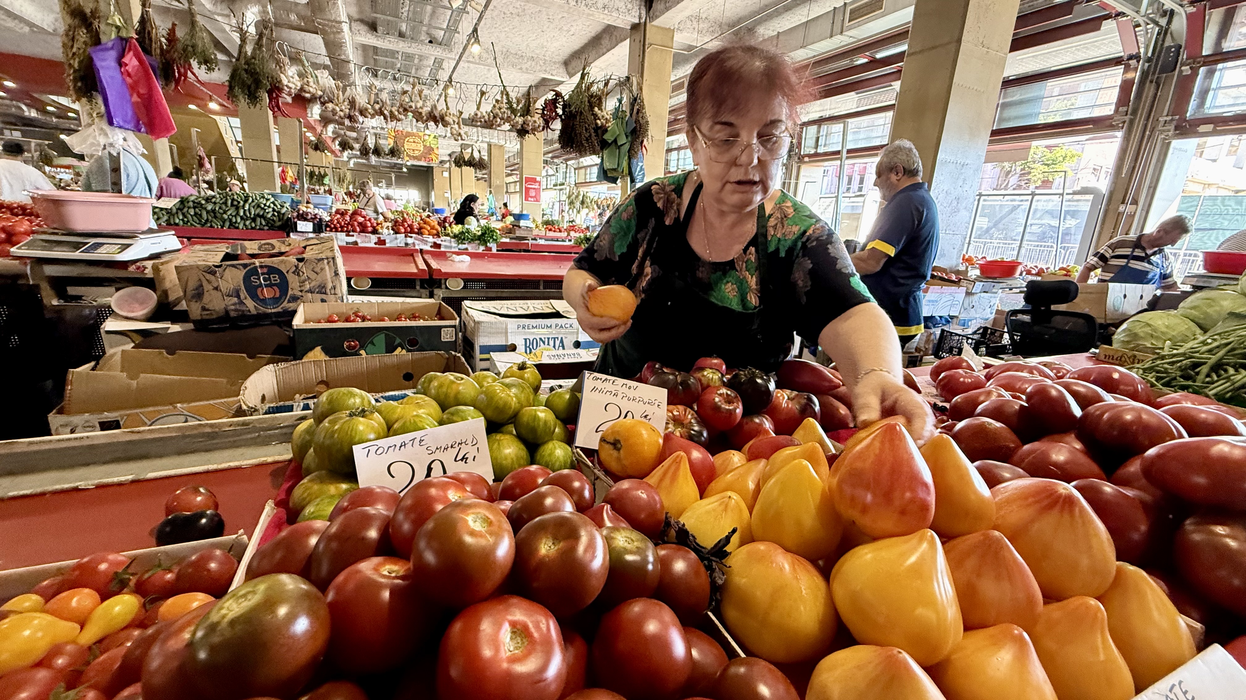 Toată lumea se oprește la această tarabă cu roșii din Piața Obor. Cât costă kilogramul de roșii negre, galbene și portocalii